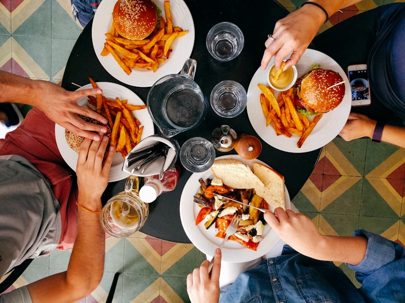 Tavola con piatti italiani