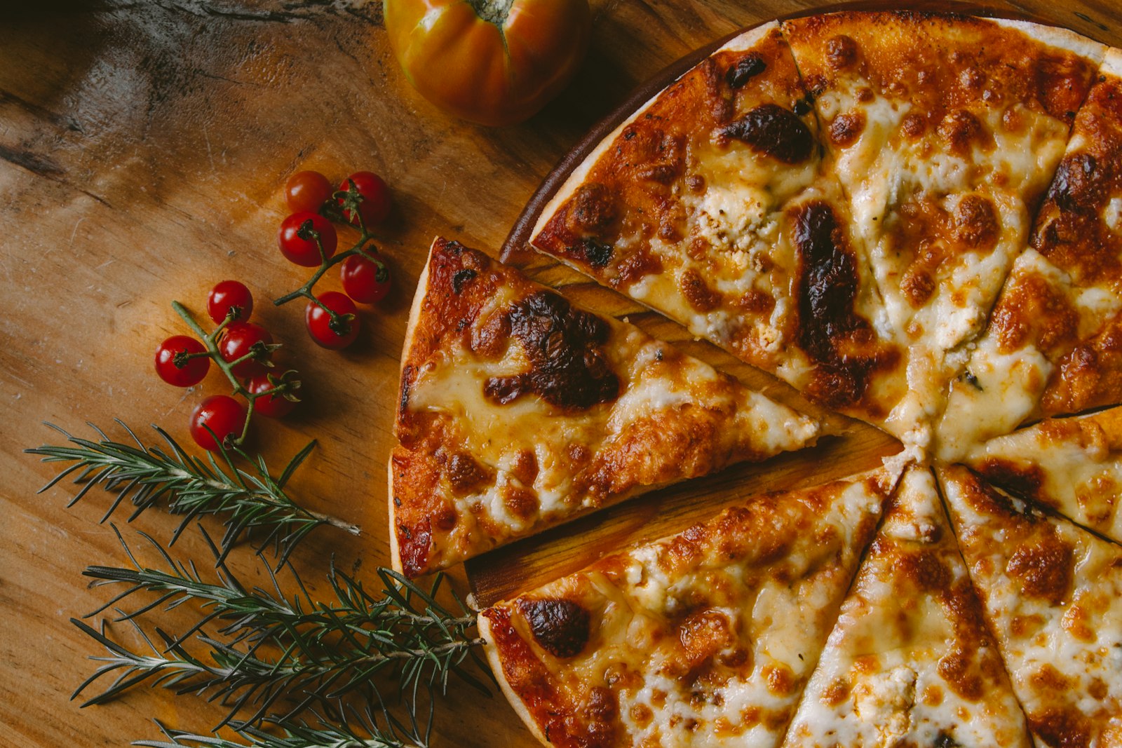 Pizza italiana appena sfornata